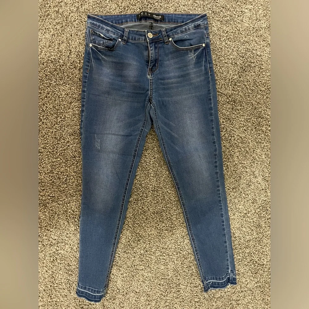 Denim & Co distressed jean with cute cuff size 8 - Picture 1 of 5